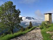 12 Partenza dal parcheggio d'Alpe Arera (1600 m) sul sen t. 237 con nubi sparse sulle cime